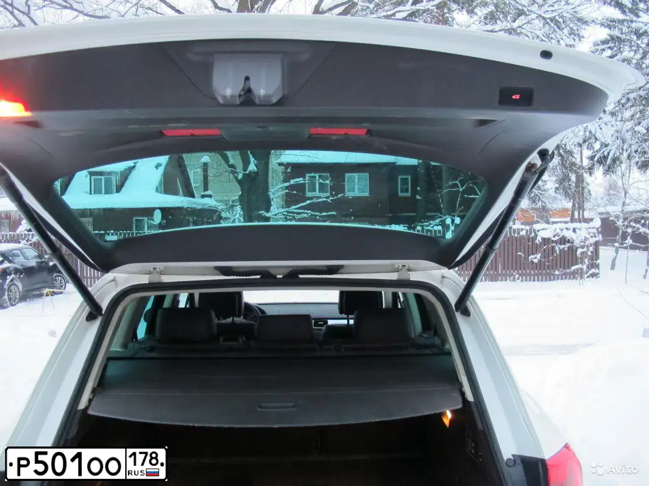 Фото автомобиля VOLKSWAGEN TOUAREG, 2010 — госномер А222ОЕ09. Цвет: Белый