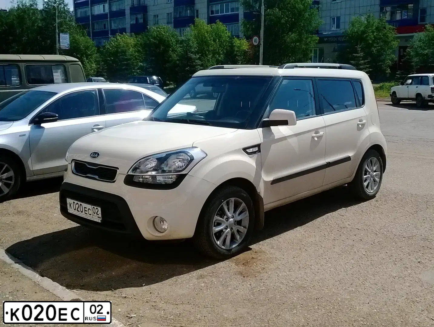 Фото автомобиля KIA SOUL, 2012 — госномер К020ЕС02. Цвет: БЕЖЕВЫЙ
