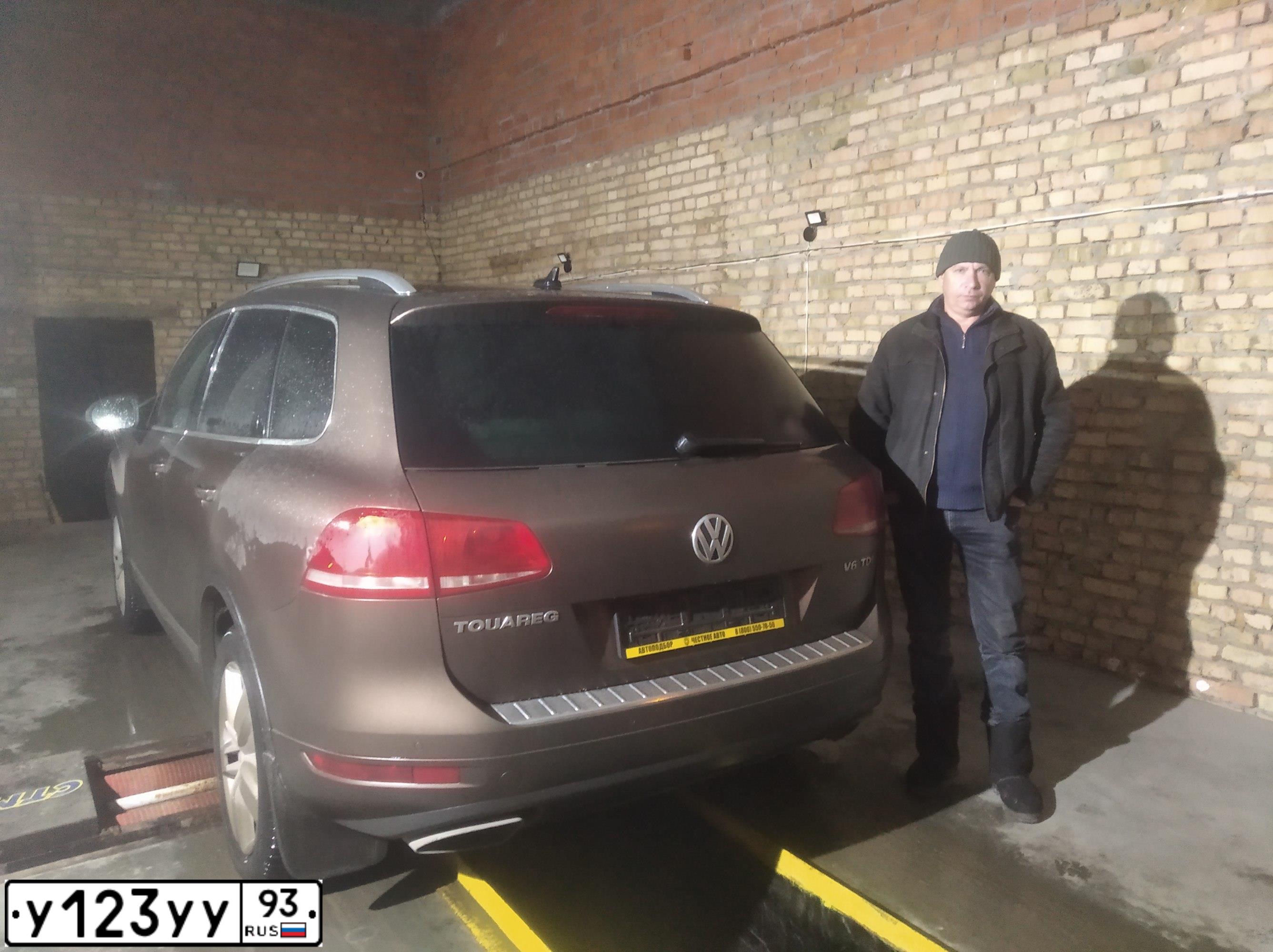 Фото автомобиля VOLKSWAGEN TOUAREG, 2011 — госномер У123УУ93. Цвет: ЧЕРНЫЙ