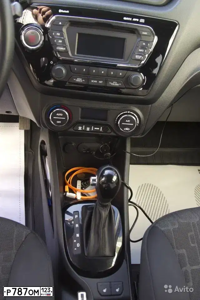 Фото автомобиля KIA RIO, 2014 — госномер Р787ОМ123. Цвет: КОРИЧНЕВЫЙ