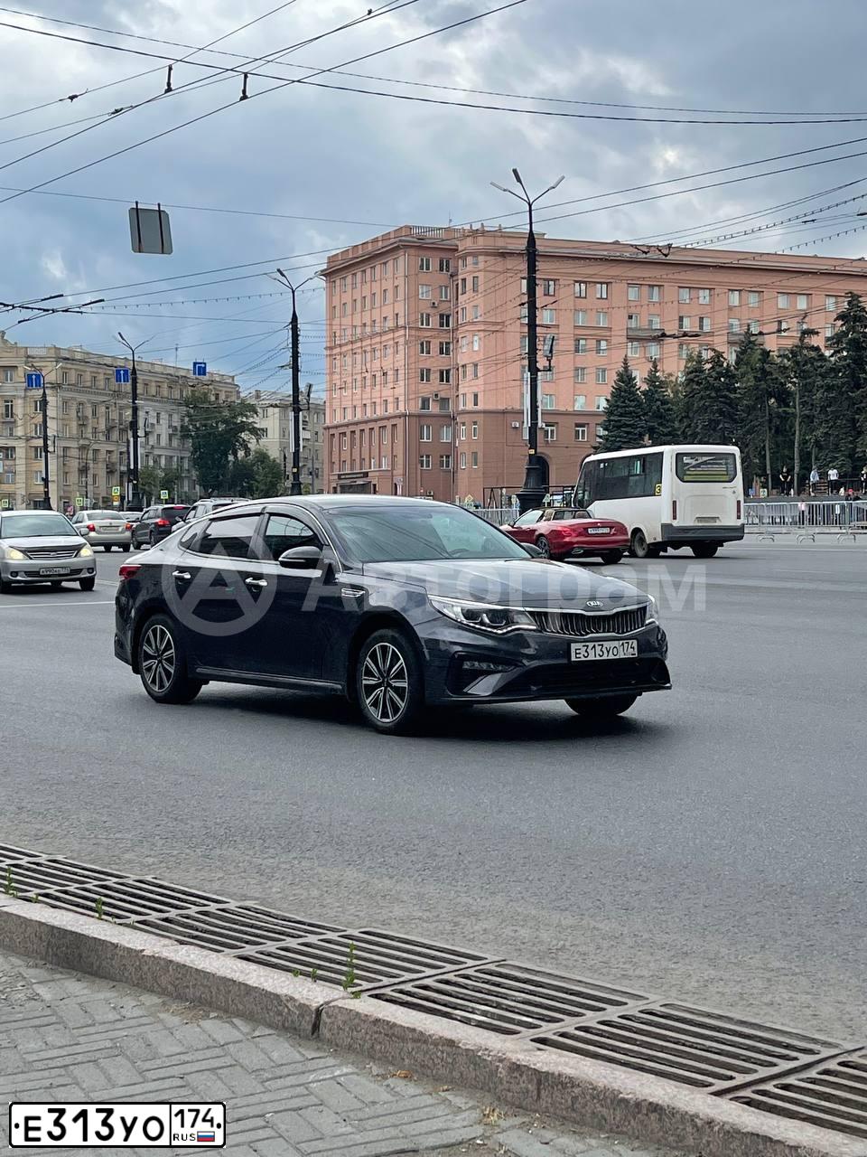 Фото автомобиля KIA MAGENTIS / OPTIMA, 2019 — госномер Е313УО174. Цвет: Серый