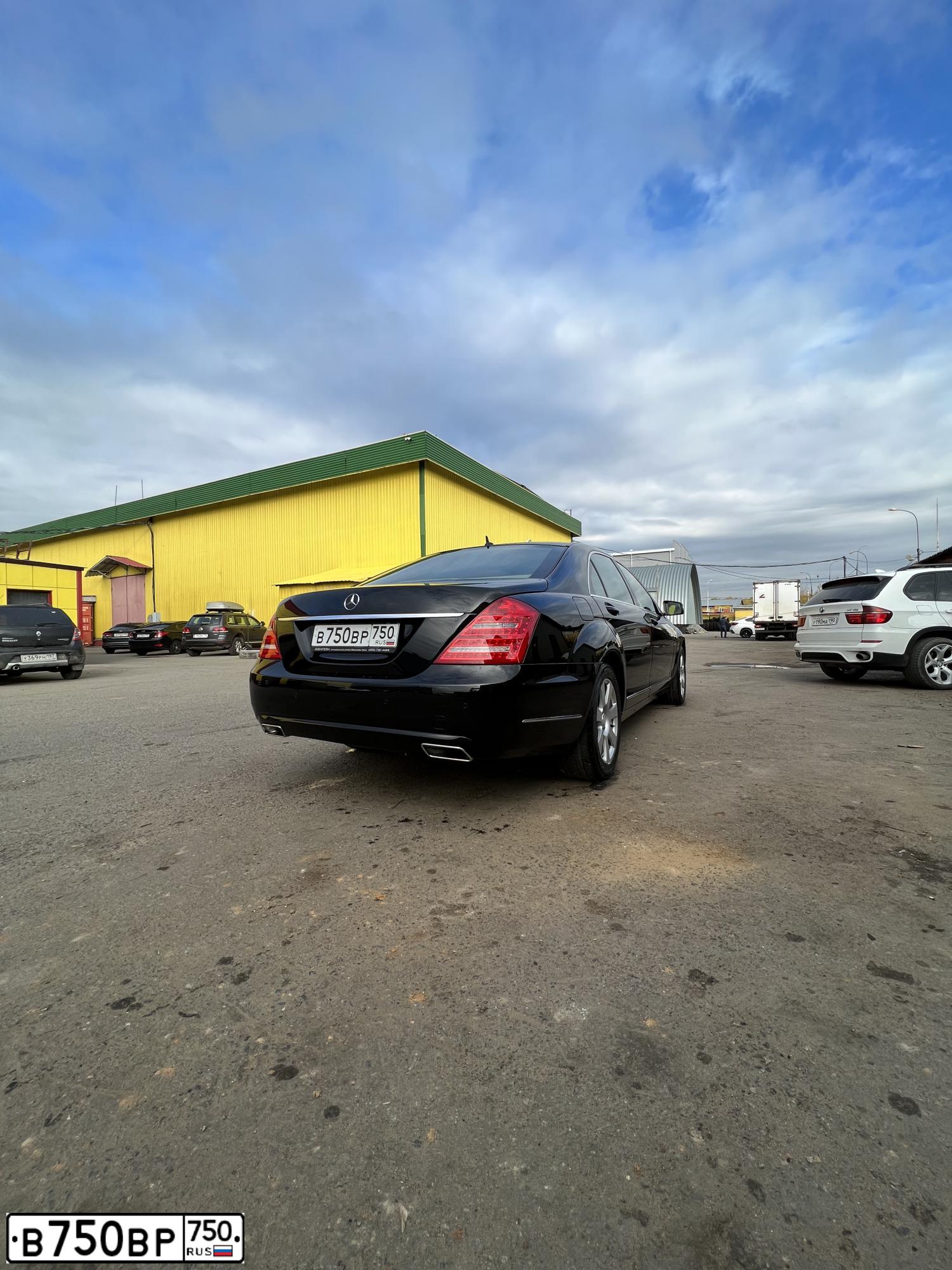 Фото автомобиля TOYOTA CAMRY, 2015 — госномер К240ЕХ977. Цвет: ЧЕРНЫЙ