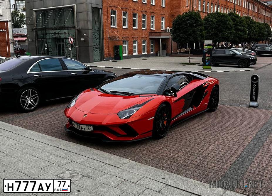 Фото автомобиля LAMBORGHINI AVENTADOR, 2018 — госномер Н777АУ77. Цвет: Оранжевый