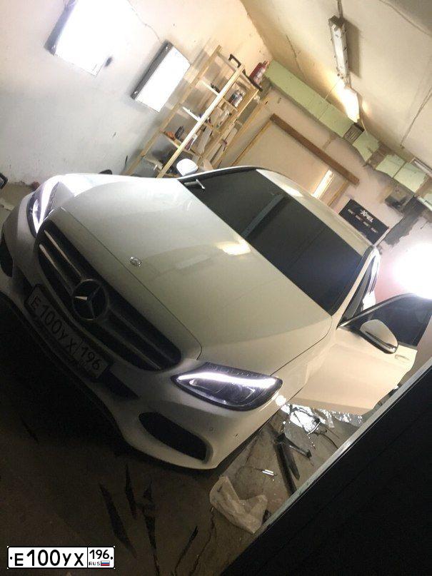Фото автомобиля MERCEDES GLC-KLASSE, 2018 — госномер Е100УХ196. Цвет: ЧЕРНЫЙ