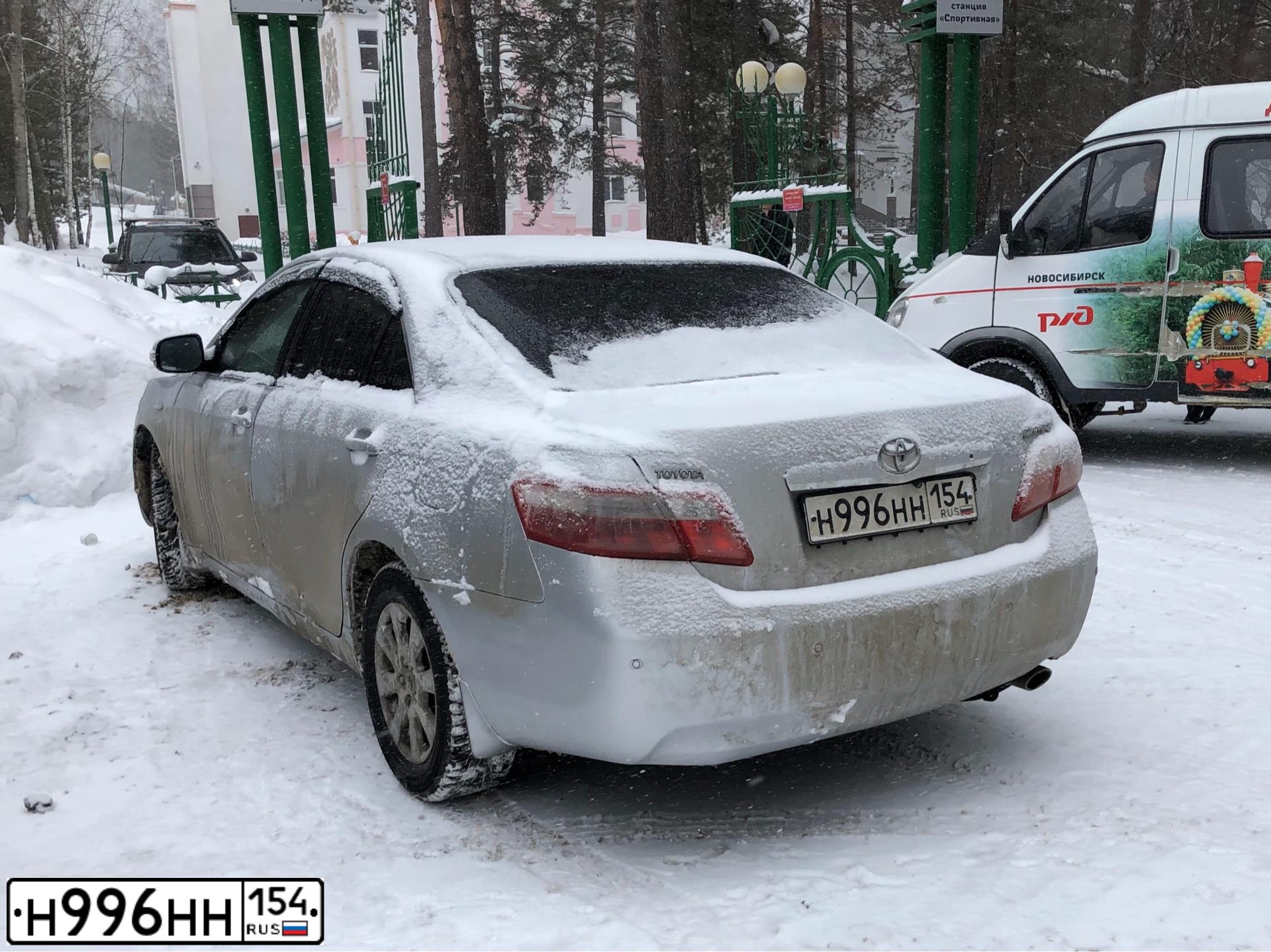 Фото автомобиля TOYOTA CAMRY, 2008 — госномер М504ЕК186. Цвет: Серебристый