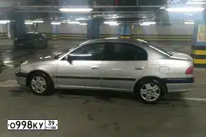 Фото автомобиля TOYOTA AVENSIS, 1998 — госномер О998КУ39. Цвет: СЕРЕБРИСТЫЙ