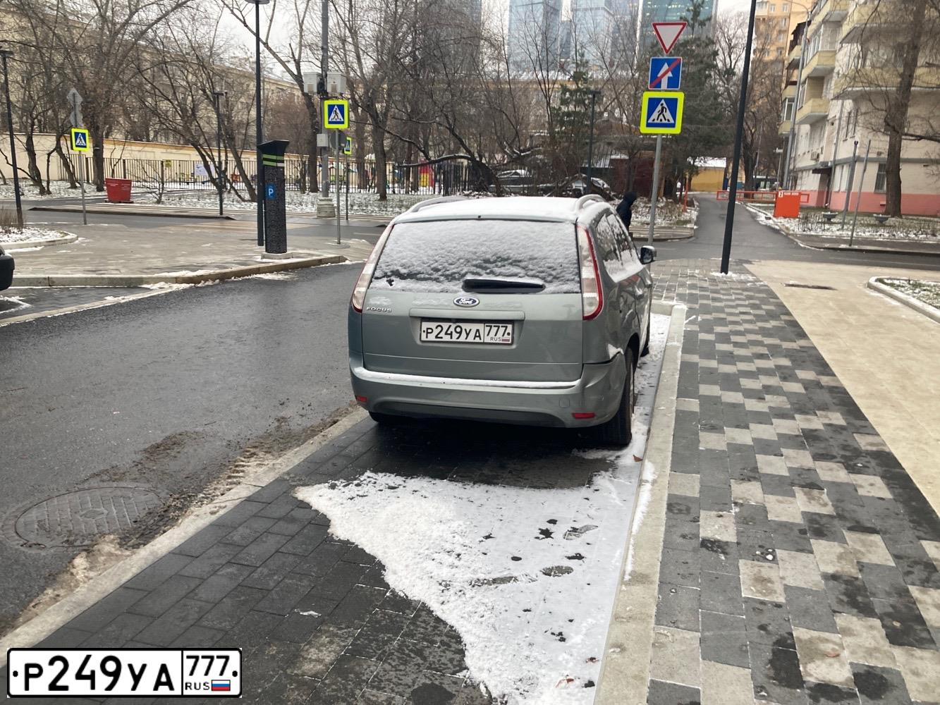 Фото автомобиля FORD FOCUS, 2010 — госномер В900ВВ152. Цвет: Серый