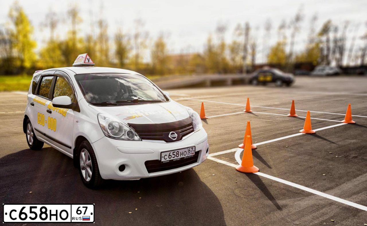 Фото автомобиля NISSAN NOTE, 2013 — госномер Р310ЕТ32. Цвет: Белый