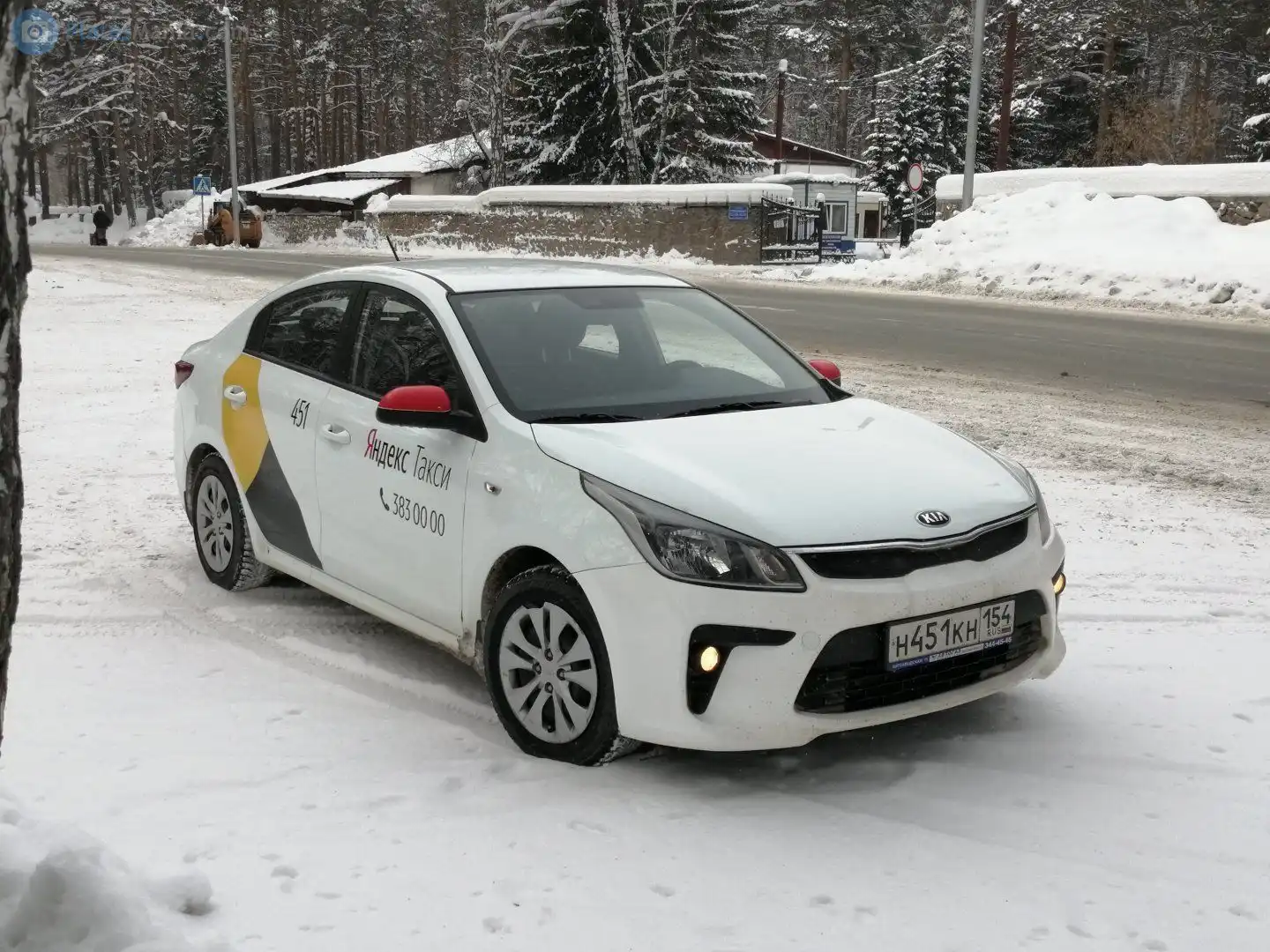 Фото автомобиля KIA RIO, 2018 — госномер М957МН45. Цвет: Белый