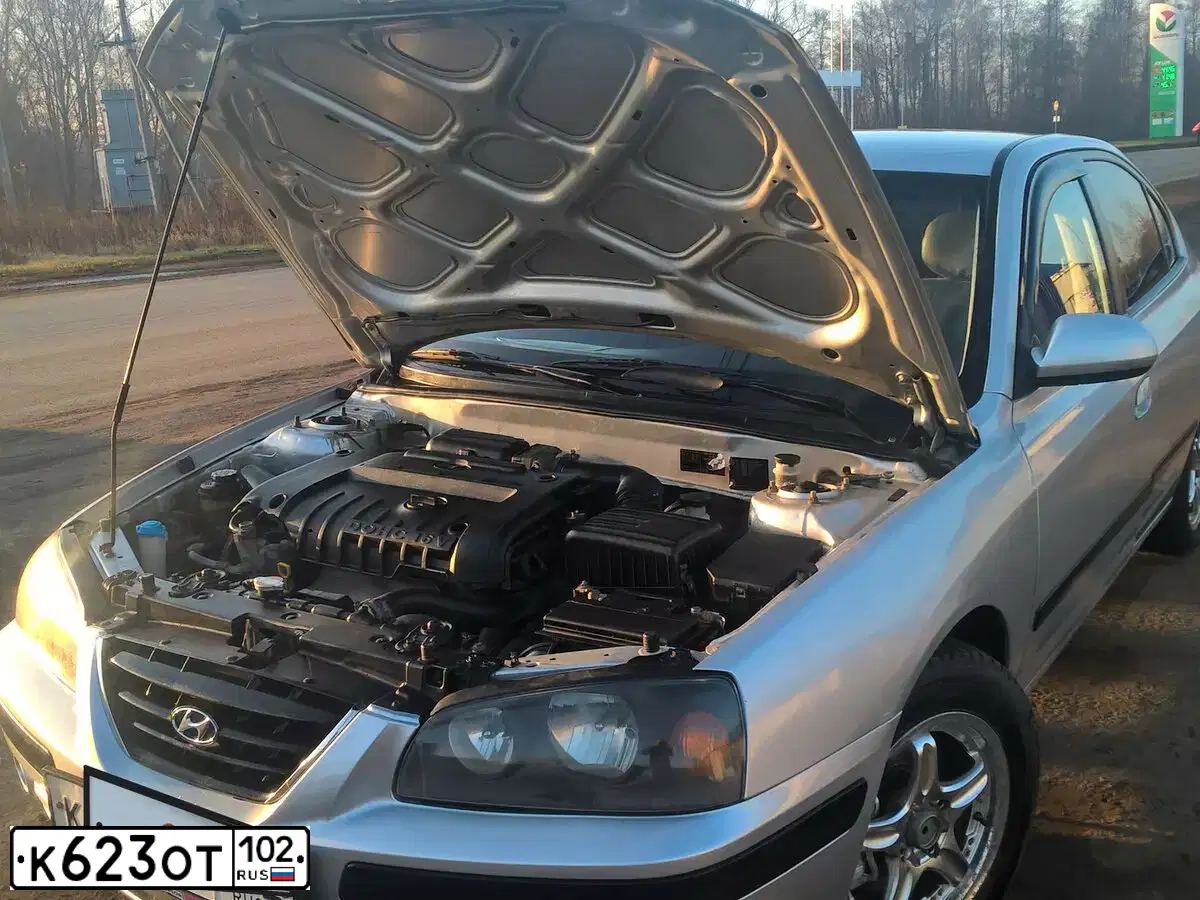 Фото автомобиля HYUNDAI ELANTRA, 2004 — госномер К623ОТ102. Цвет: серебристый