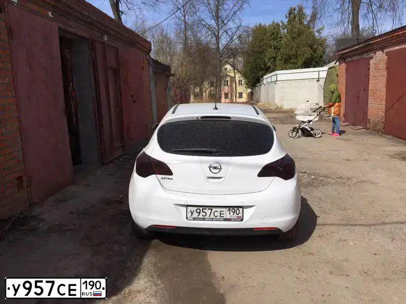 Фото автомобиля OPEL ASTRA, 2011 — госномер У957СЕ190. Цвет: БЕЛЫЙ