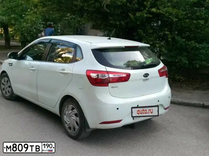 Фото автомобиля KIA RIO, 2012 — госномер М809ТВ190. Цвет: Белый