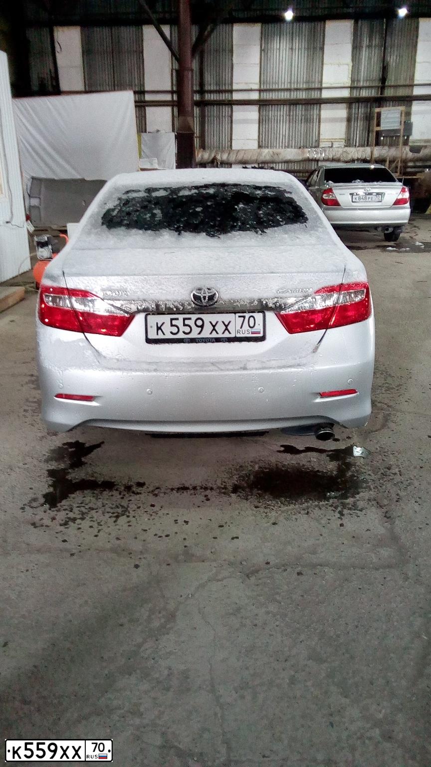 Фото автомобиля TOYOTA CAMRY, 2013 — госномер Р536ОН70. Цвет: Серебристый