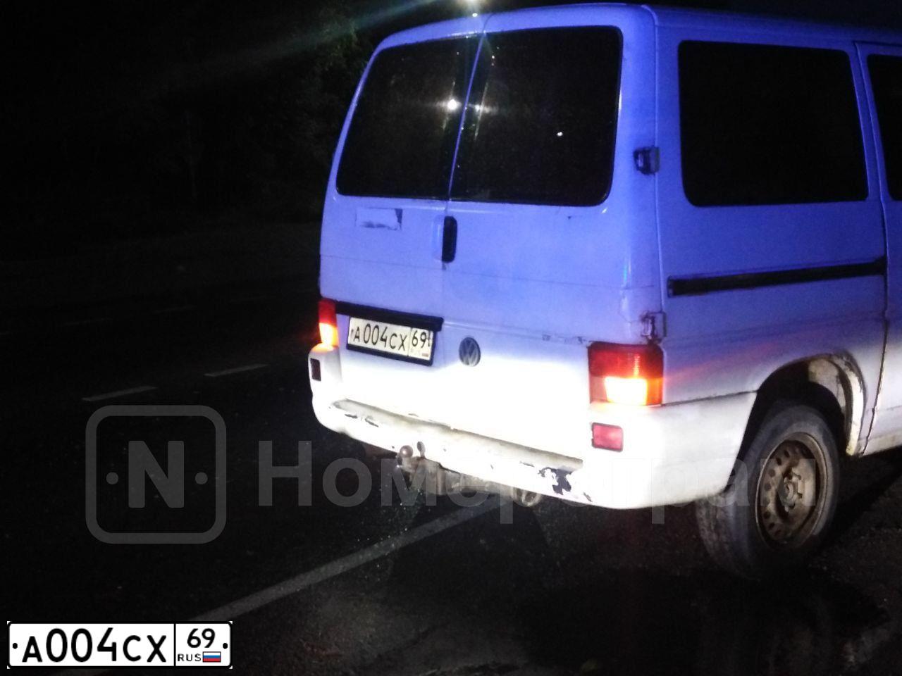 Фото автомобиля VOLKSWAGEN TRANSPORTER, 2000 — госномер А004СХ69. Цвет: ЖЕЛТО-БЕЛЫЙ