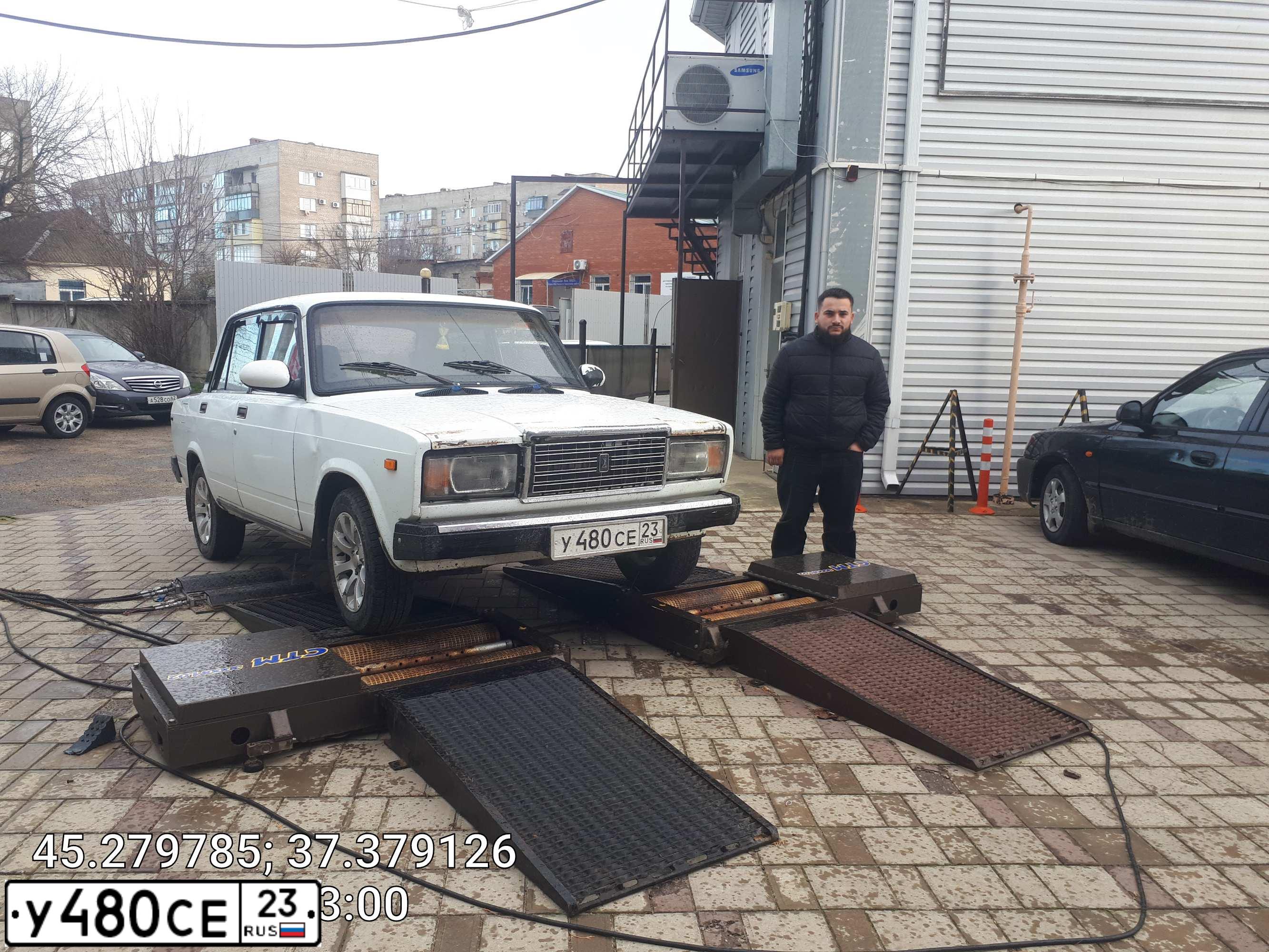 Фото автомобиля LADA 2107, 2004 — госномер У480СЕ23. Цвет: Белый