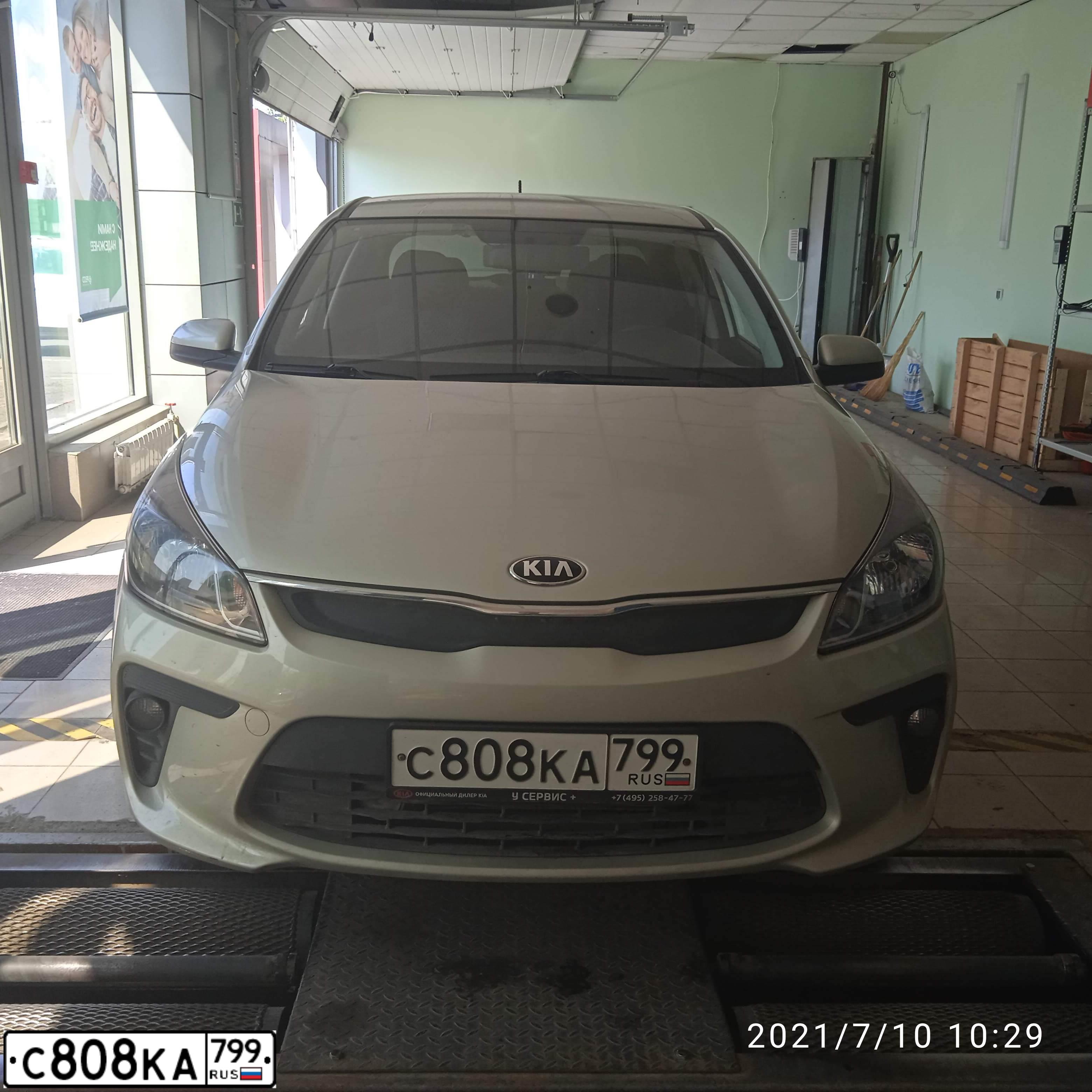 Фото автомобиля KIA RIO, 2018 — госномер С808КА799. Цвет: БЕЖЕВЫЙ