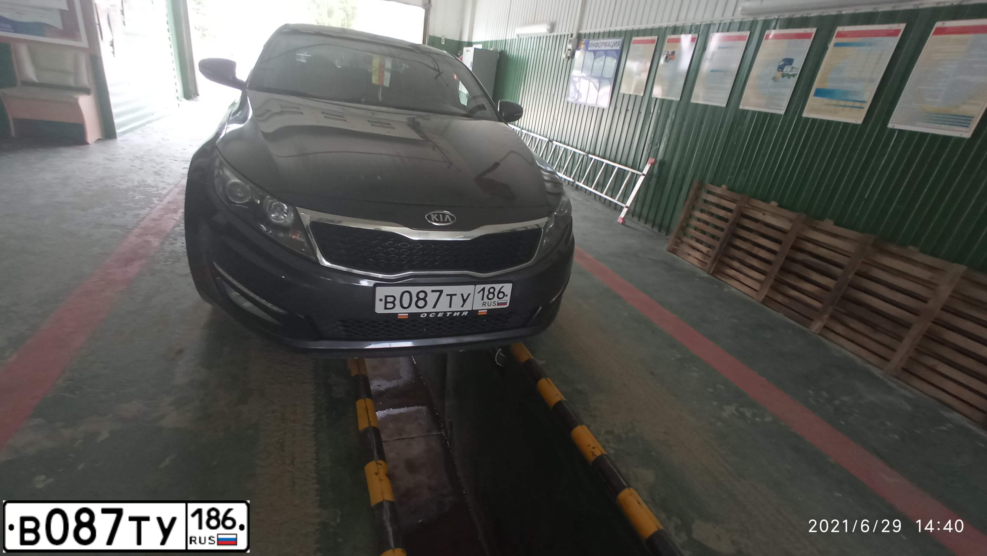 Фото автомобиля KIA MAGENTIS / OPTIMA, 2011 — госномер В087ТУ186. Цвет: ТЕМНО-СЕРЫЙ