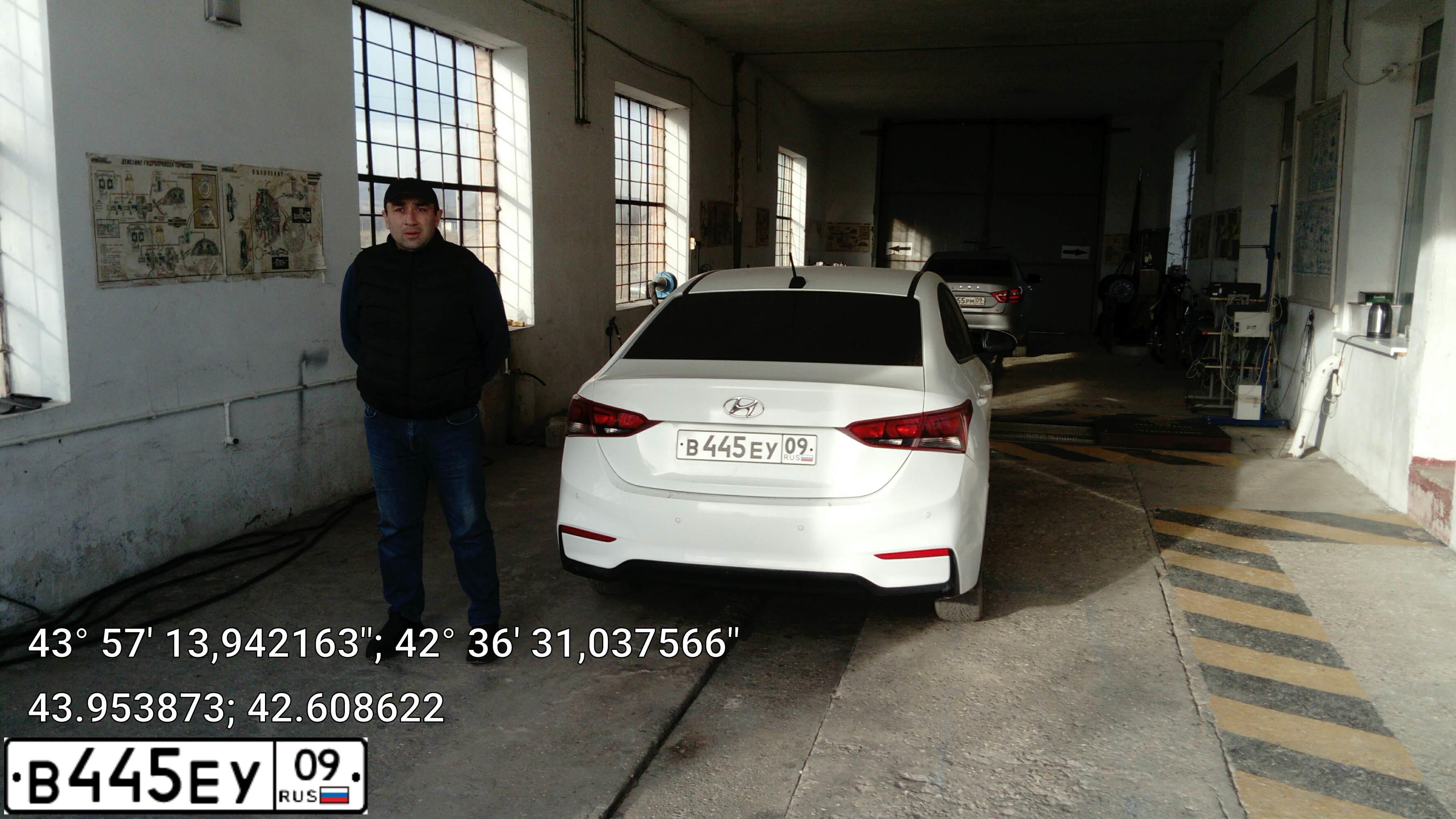 Фото автомобиля HYUNDAI SOLARIS, 2017 — госномер В445ЕУ09. Цвет: Белый