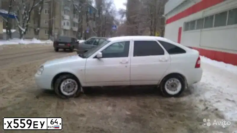 Фото автомобиля LADA 2172 PRIORA, 2010 — госномер Х559ЕУ64. Цвет: Белый