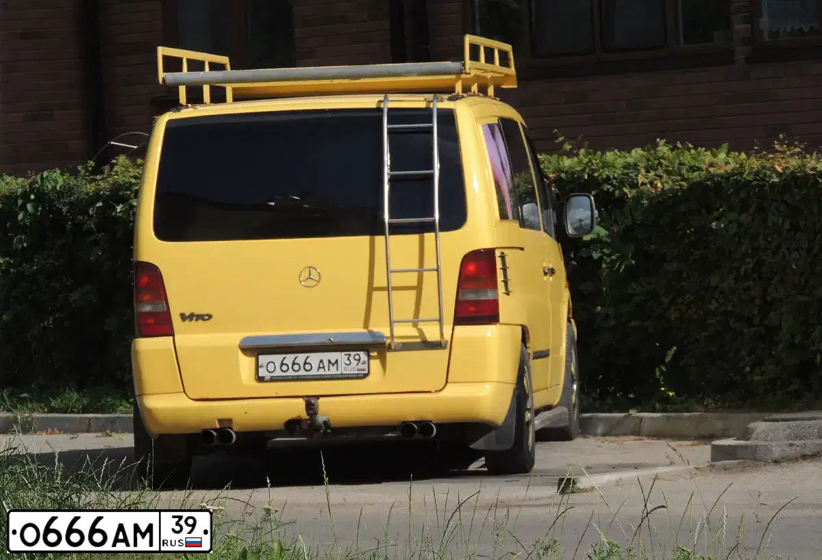 Фото автомобиля MERCEDES VITO, 1997 — госномер О666АМ39. Цвет: ЖЕЛТЫЙ