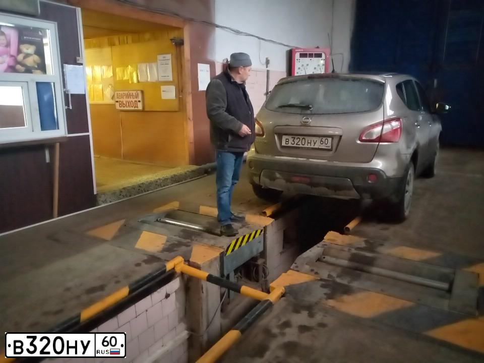 Фото автомобиля NISSAN QASHQAI, 2011 — госномер В320НУ60. Цвет: СВЕТЛО-КОРИЧНЕВЫЙ
