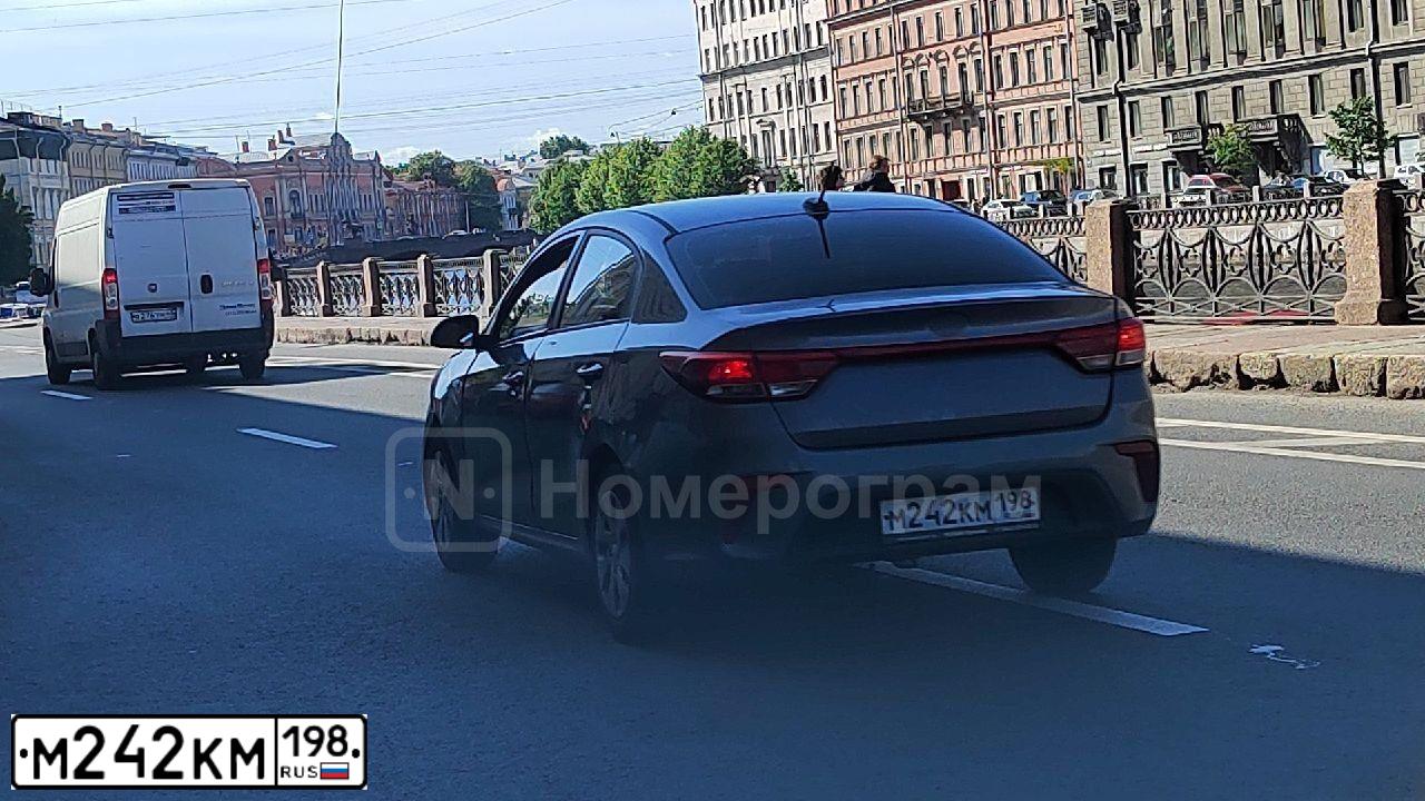 Фото автомобиля KIA RIO, 2020 — госномер У482ТХ05. Цвет: СЕРЫЙ