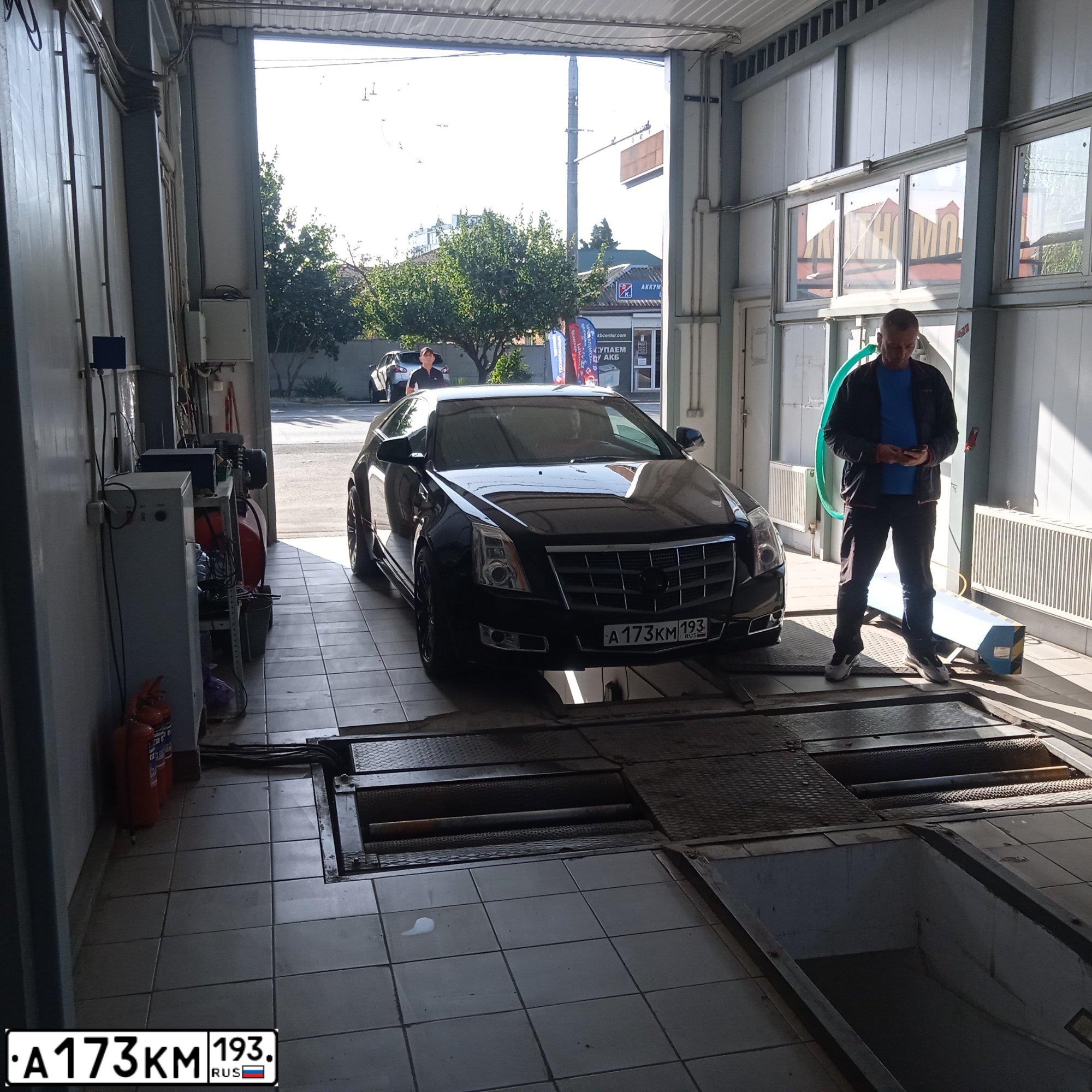 Фото автомобиля CADILLAC CTS, 2011 — госномер У900УМ174. Цвет: ЧЕРНЫЙ