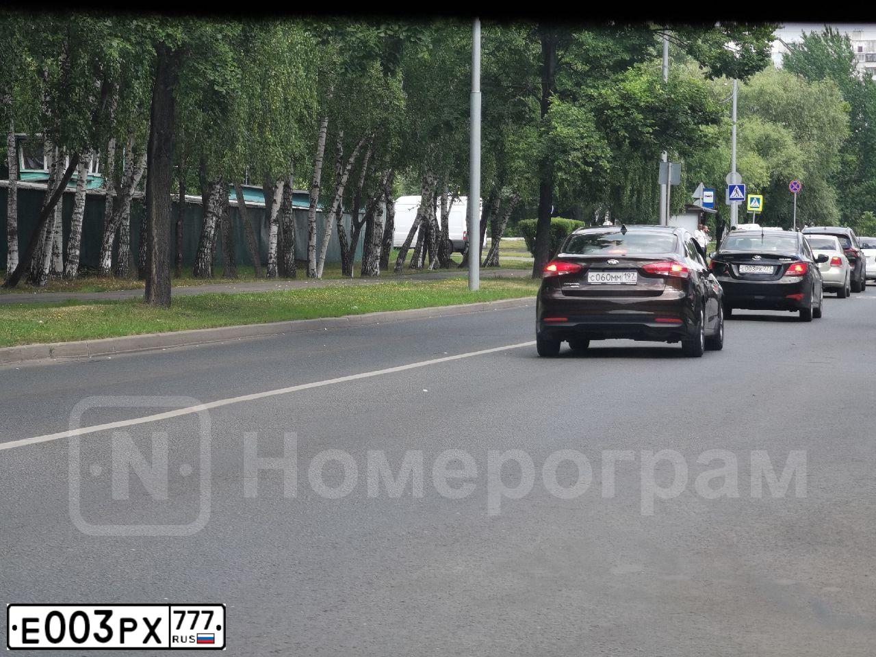 Фото автомобиля MERCEDES GL-KLASSE, 2012 — госномер Е003РХ777. Цвет: ЧЕРНЫЙ