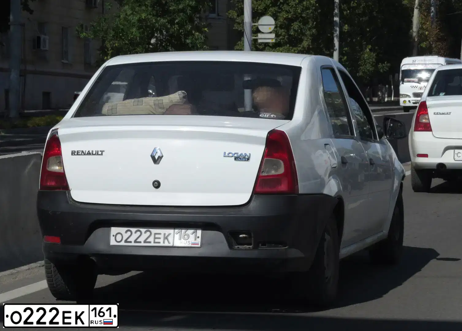 Фото автомобиля RENAULT T LOGAN, 2011 — госномер Е068АМ761. Цвет: Белый