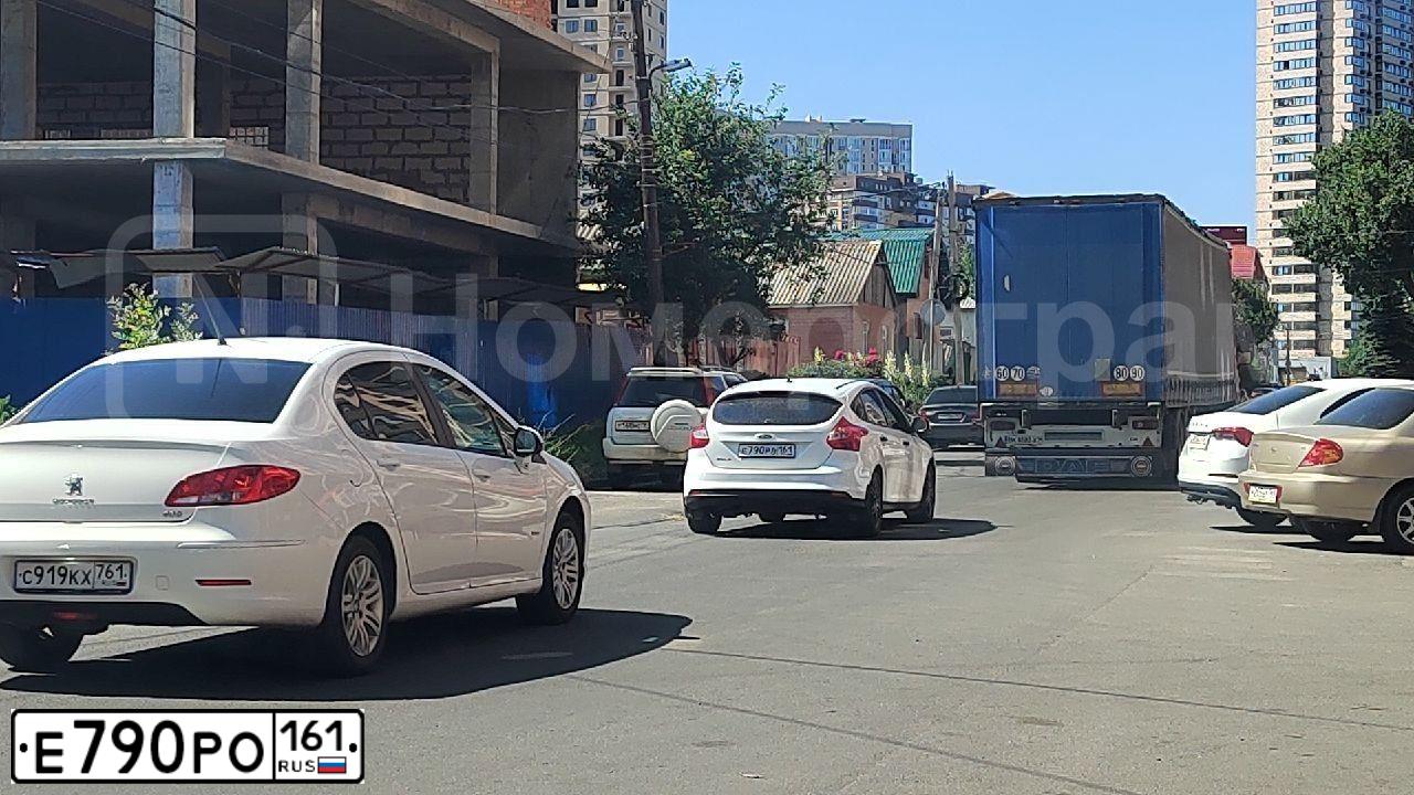 Фото автомобиля HYUNDAI VERNA, 2008 — госномер Е790РО161. Цвет: ВИШНЕВЫЙ