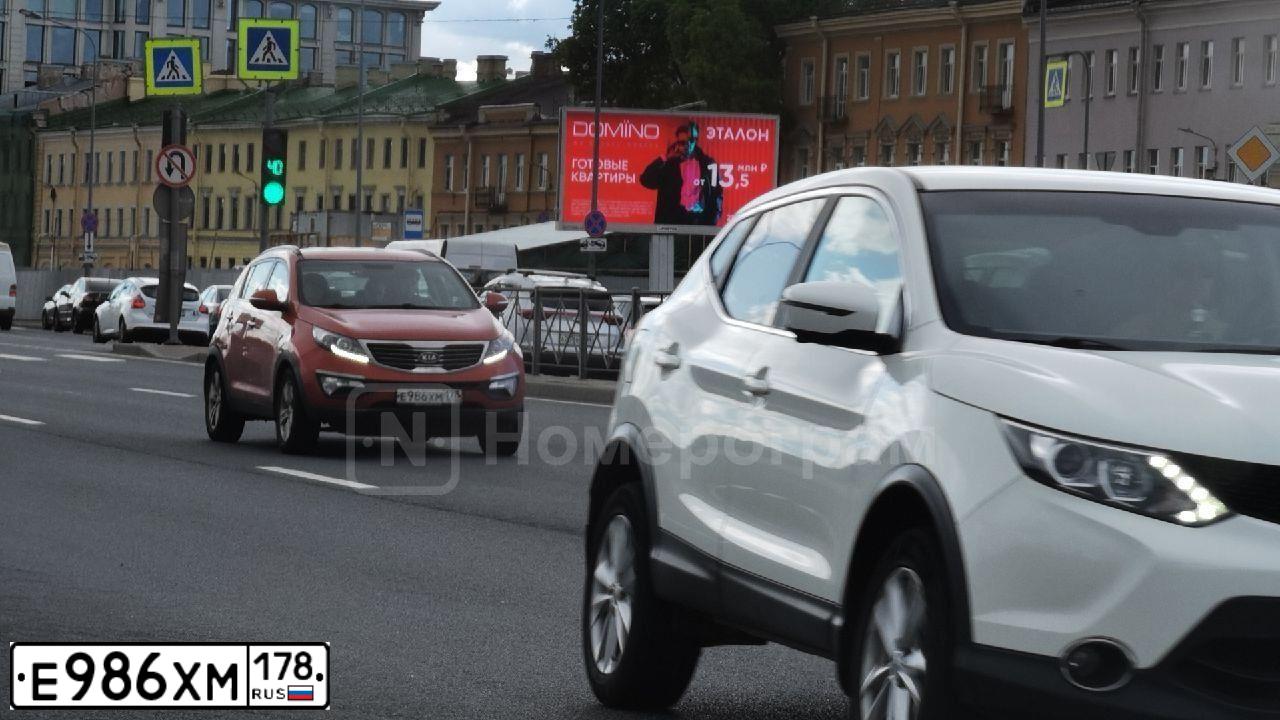 Фото автомобиля KIA SPORTAGE, 2011 — госномер Е986ХМ178. Цвет: ОРАНЖЕВЫЙ