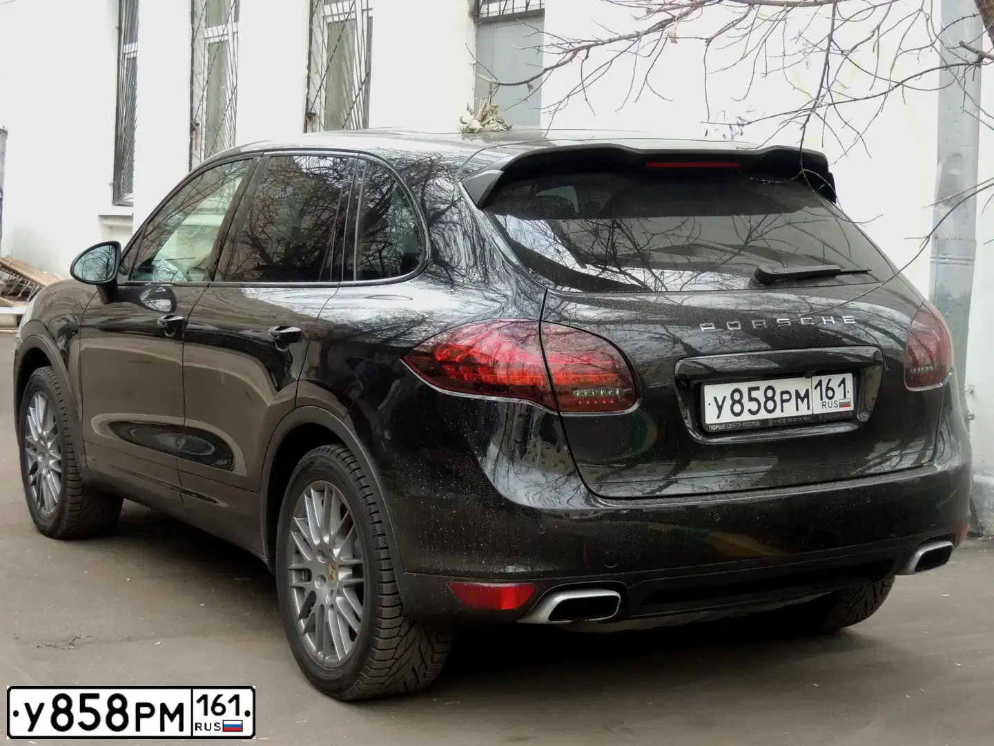 Фото автомобиля PORSCHE CAYENNE, 2012 — госномер У858РМ161. Цвет: ЧЕРНЫЙ