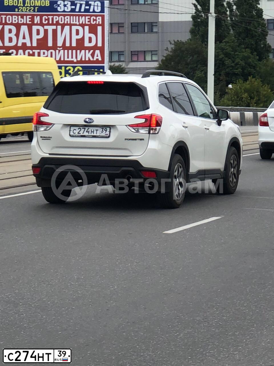 Фото автомобиля SUBARU FORESTER, 2020 — госномер С274НТ39. Цвет: Белый