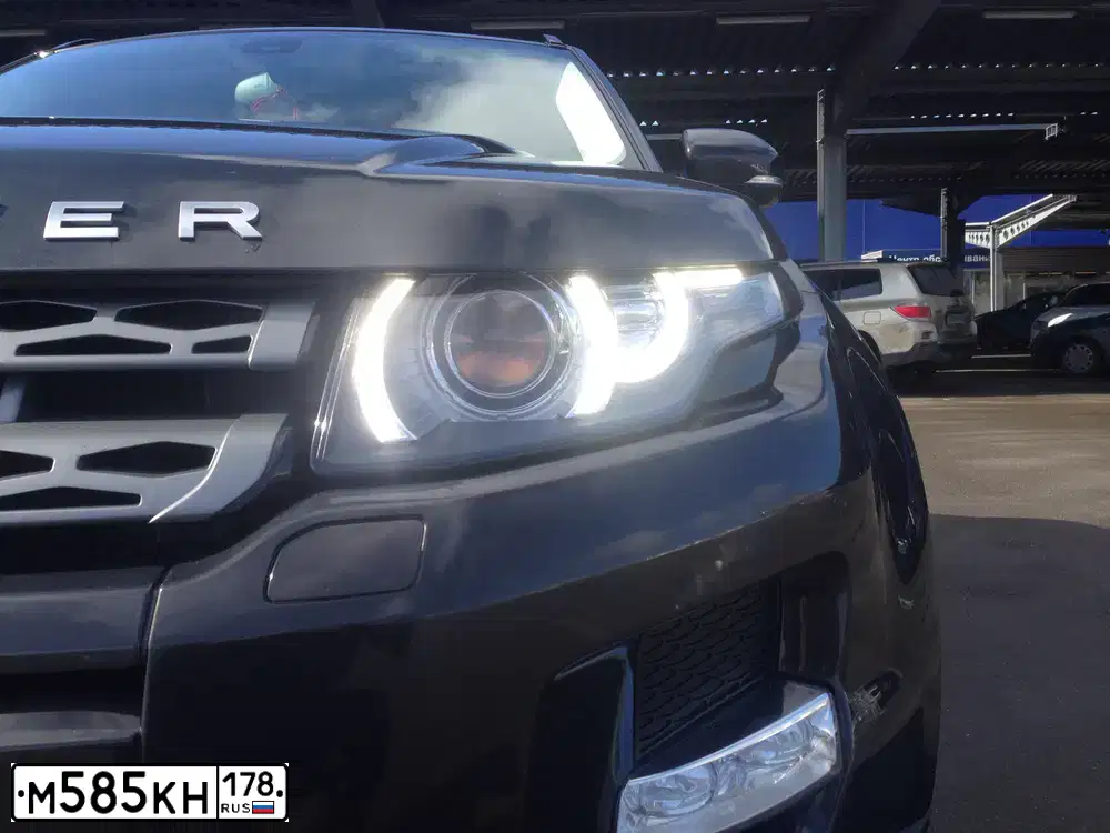 Фото автомобиля LANDROVER RANGE ROVER EVOQUE, 2012 — госномер О882НО198. Цвет: Коричневый
