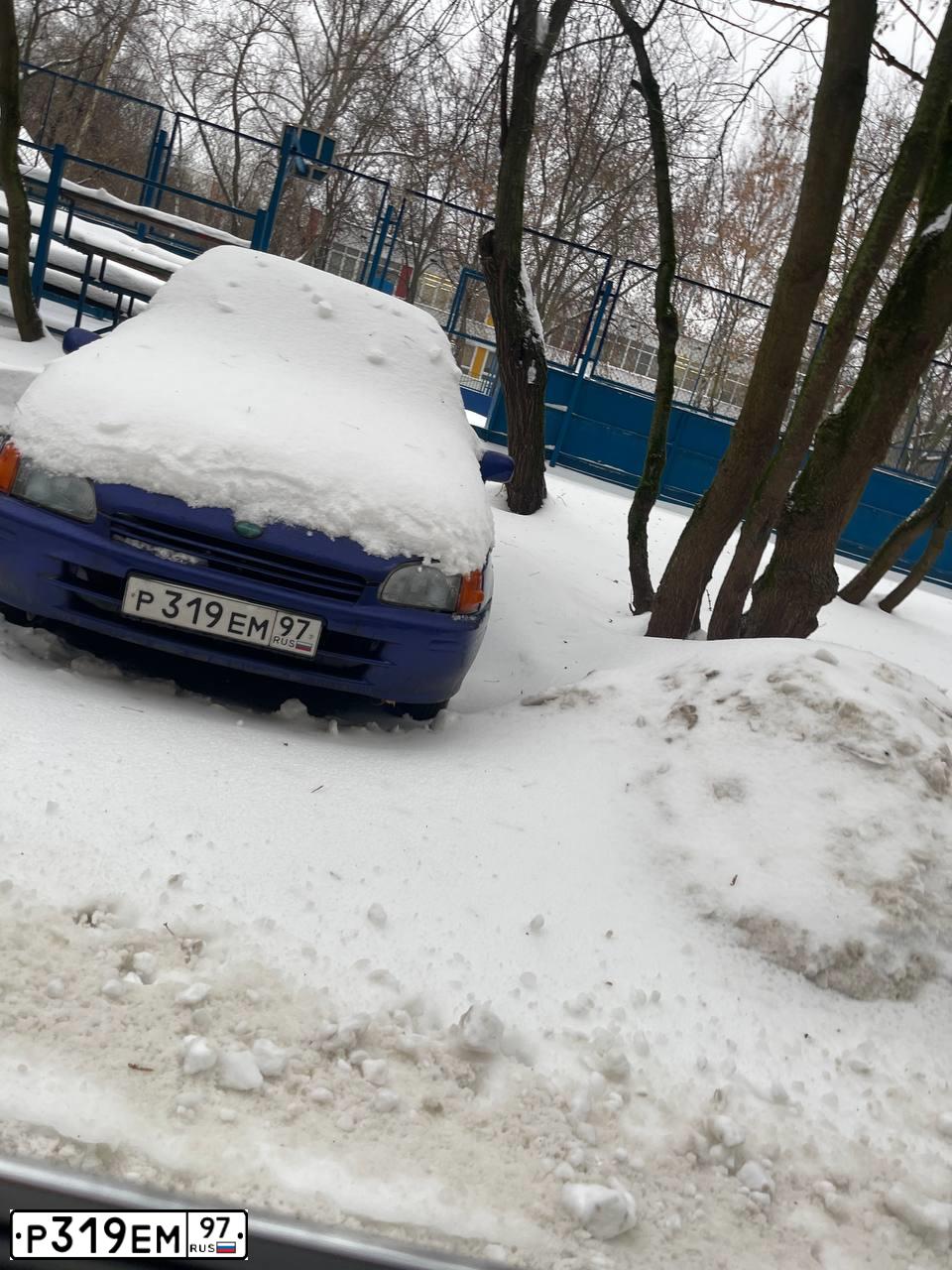 Фото автомобиля TOYOTA STARLET, 1999 — госномер Р319ЕМ97. Цвет: СИНИЙ
