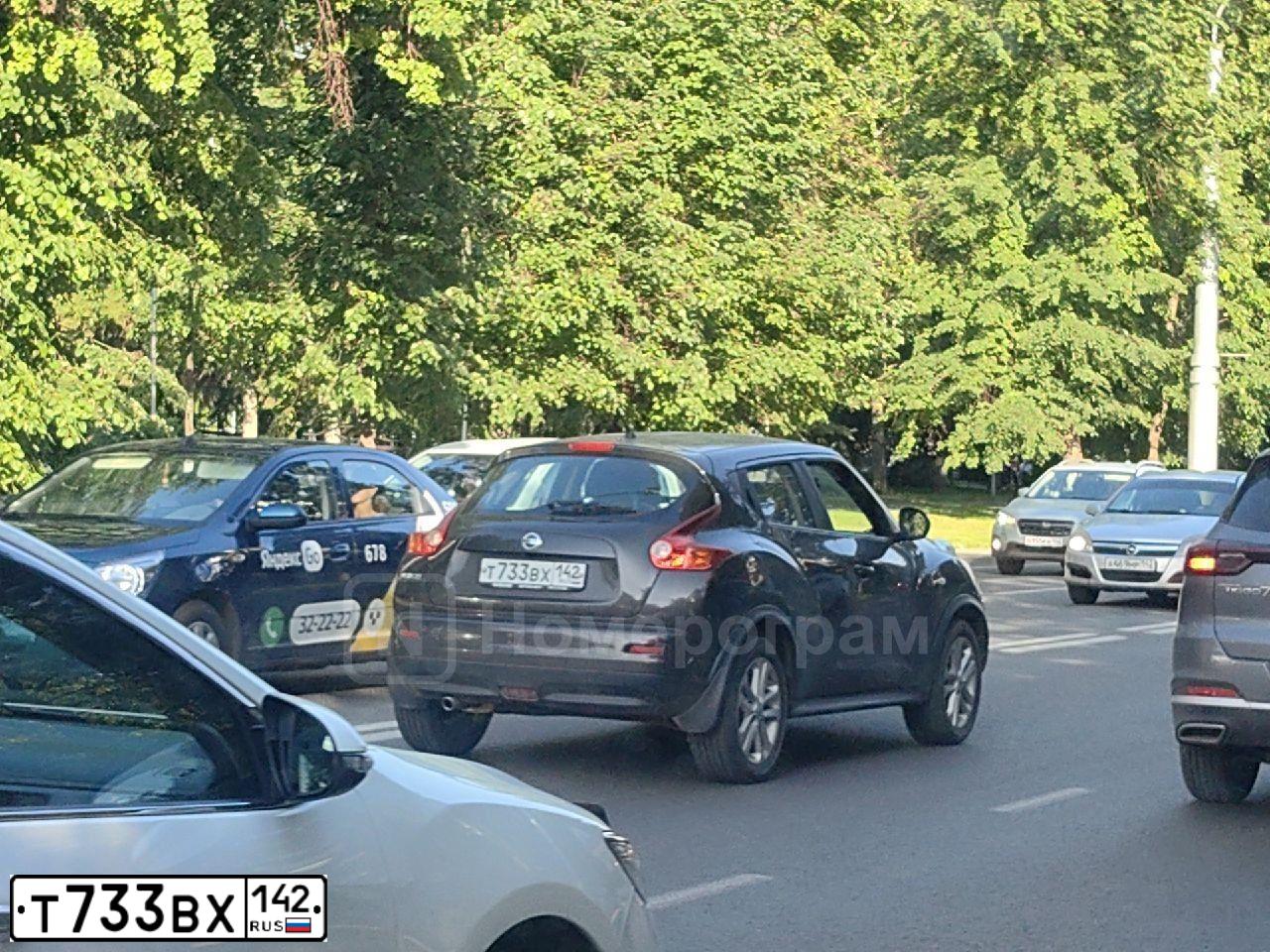 Фото автомобиля NISSAN JUKE, 2013 — госномер Т733ВХ142. Цвет: ТЕМНО-КОРИЧНЕВЫЙ