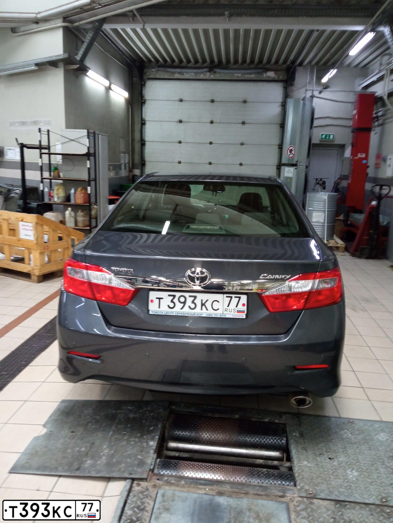 Фото автомобиля TOYOTA CAMRY, 2013 — госномер Т393КС77. Цвет: СЕРЫЙ