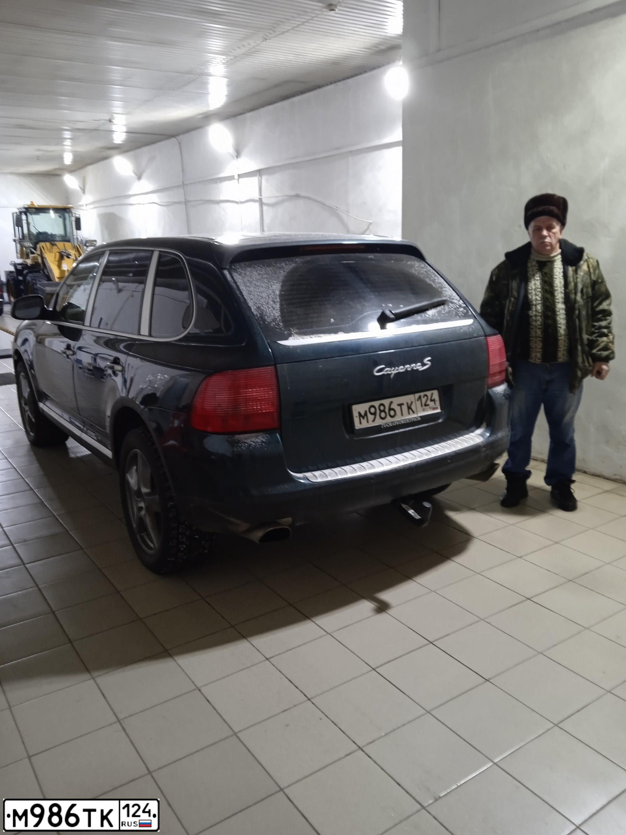 Фото автомобиля PORSCHE CAYENNE, 2002 — госномер М986ТК124. Цвет: сине-зеленый