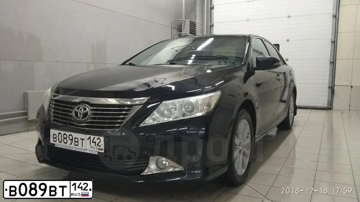 Фото автомобиля TOYOTA CAMRY, 2012 — госномер Р323НС142. Цвет: ЧЕРНЫЙ МЕТАЛИК