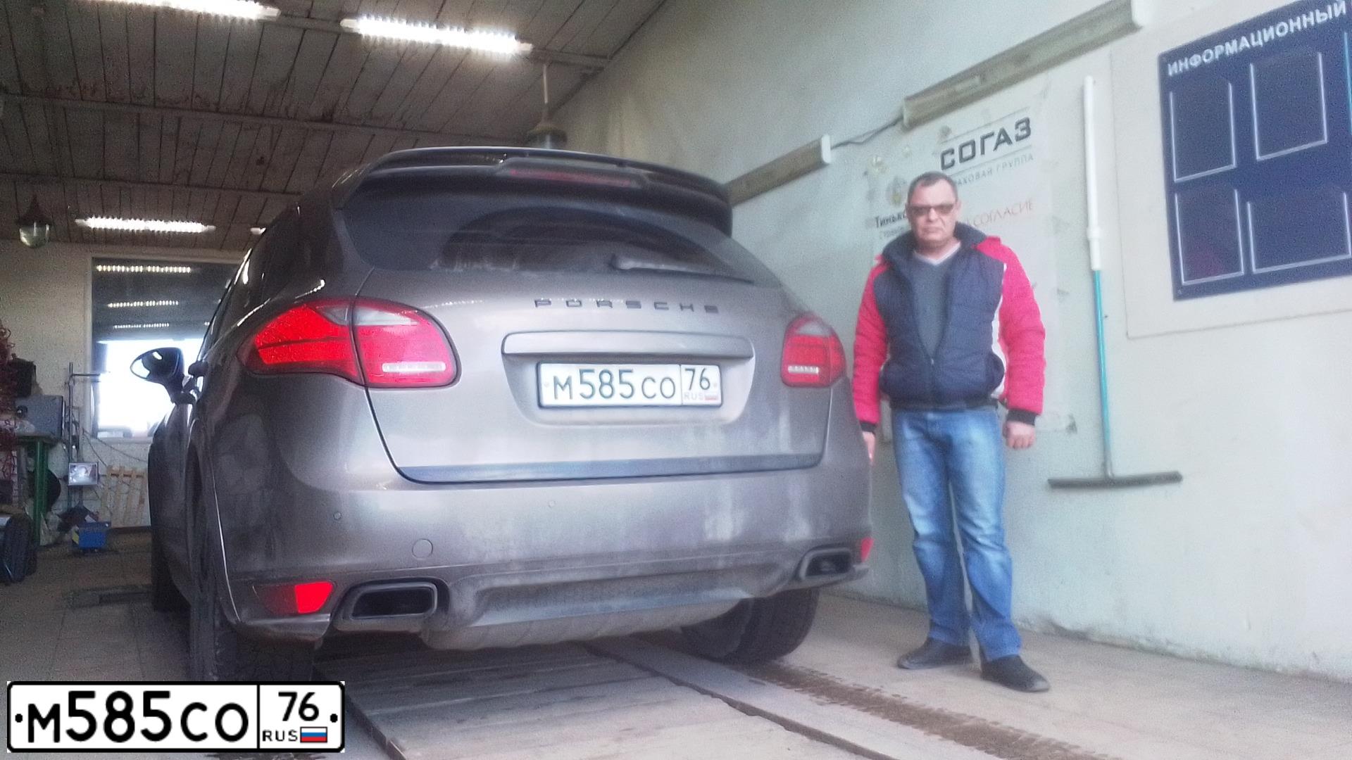 Фото автомобиля PORSCHE CAYENNE, 2013 — госномер М585СО76. Цвет: Коричневый
