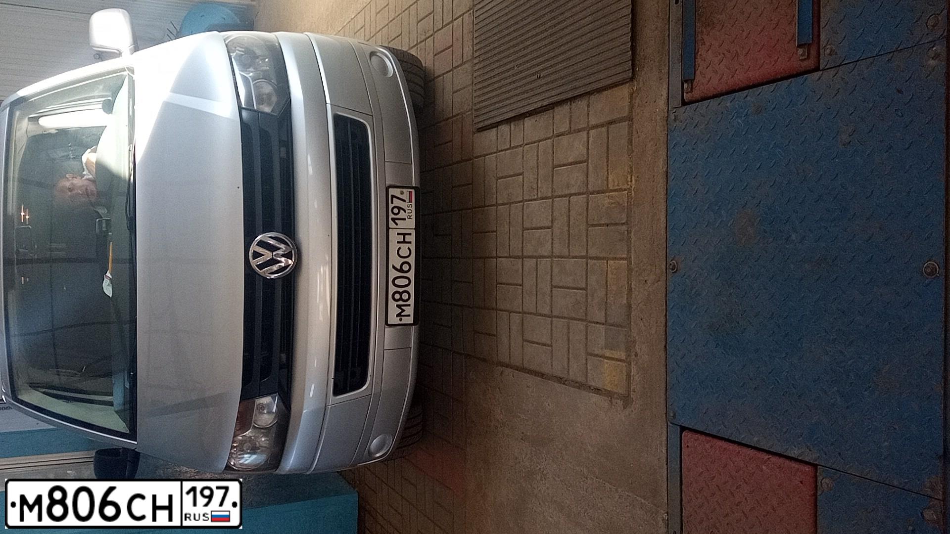 Фото автомобиля VOLKSWAGEN CARAVELLE, 2011 — госномер М806СН197. Цвет: СЕРЫЙ