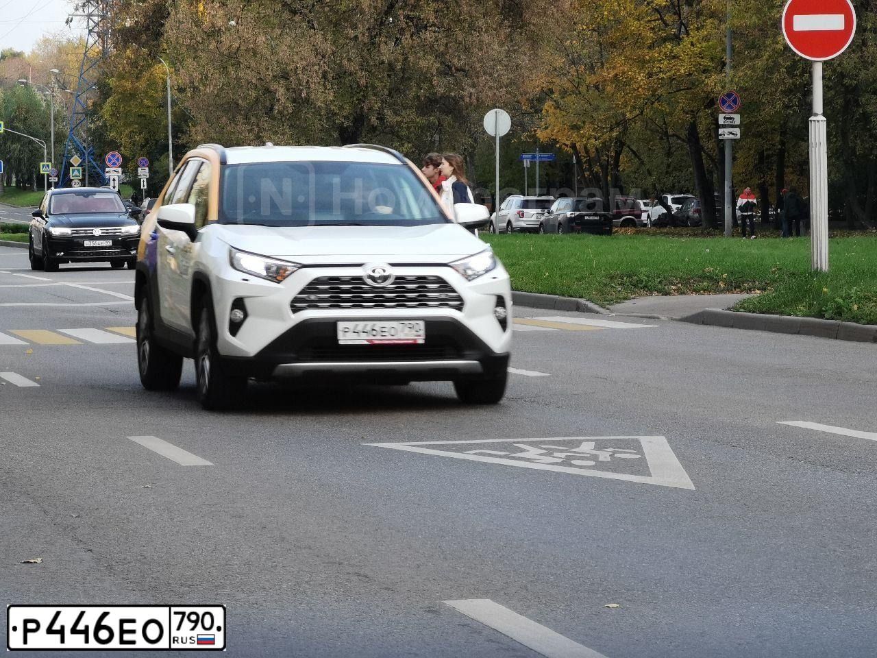 Фото автомобиля TOYOTA RAV4, 2020 — госномер Е068УМ69. Цвет: Белый