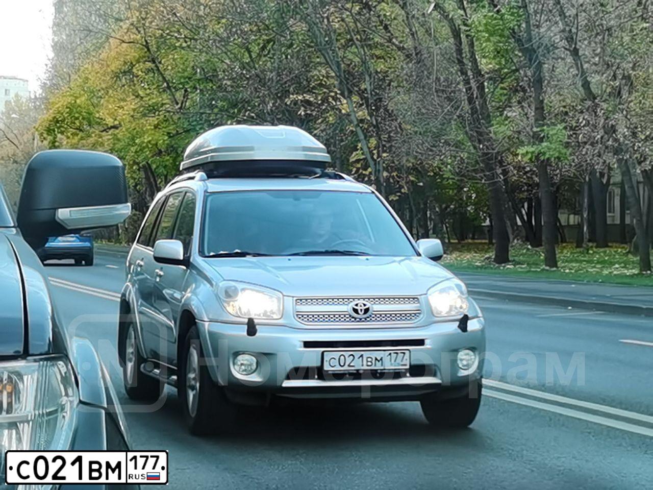Фото автомобиля TOYOTA RAV4, 2004 — госномер С021ВМ177. Цвет: СЕРЫЙ