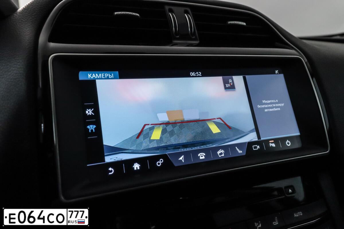 Фото автомобиля ЯГУАР F-PACE, 2016 — госномер Н983СМ198. Цвет: Темно-синий