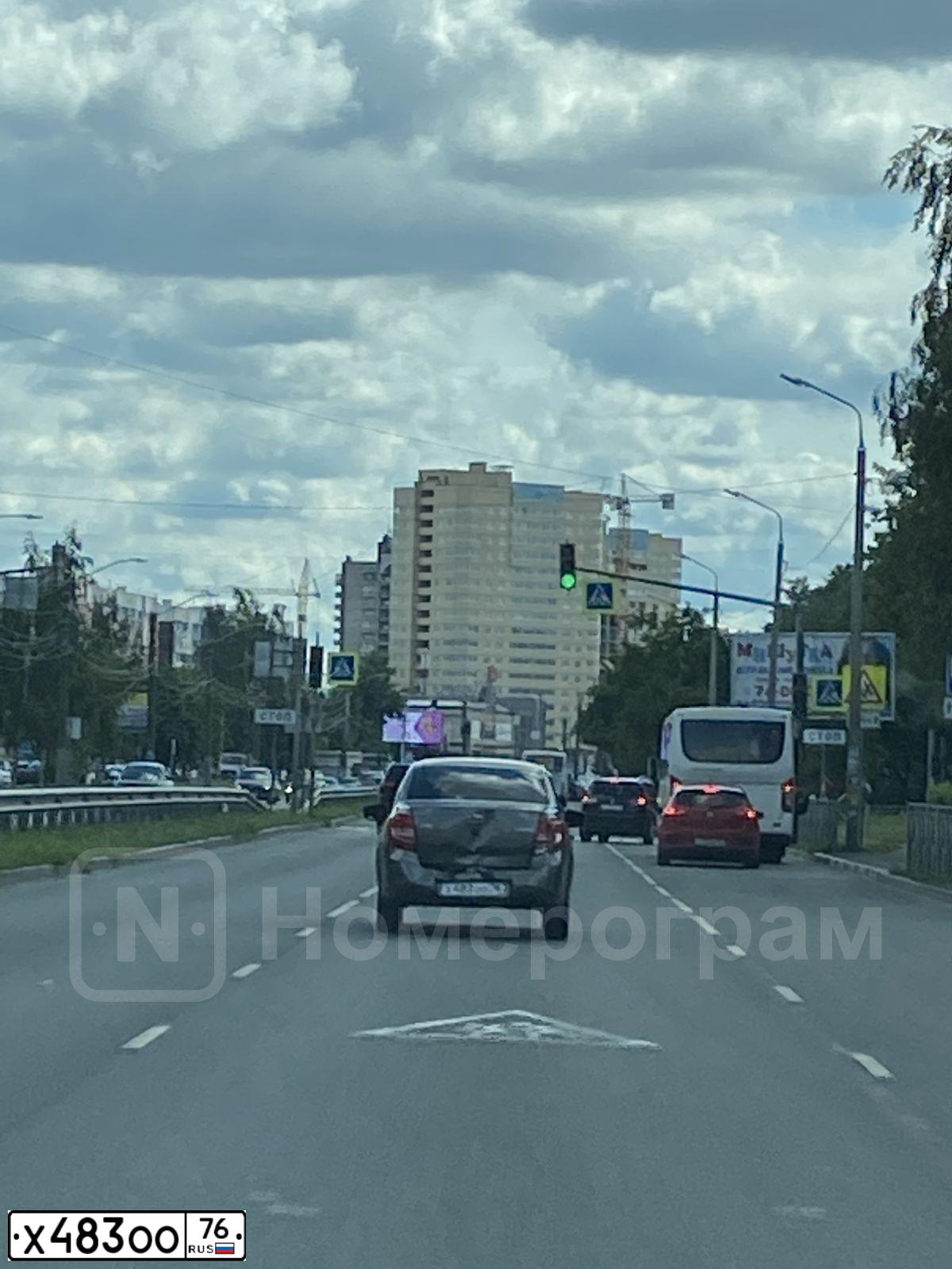 Фото автомобиля LADA 2190 GRANTA, 2017 — госномер Х483ОО76. Цвет: Золотисто-коричневый