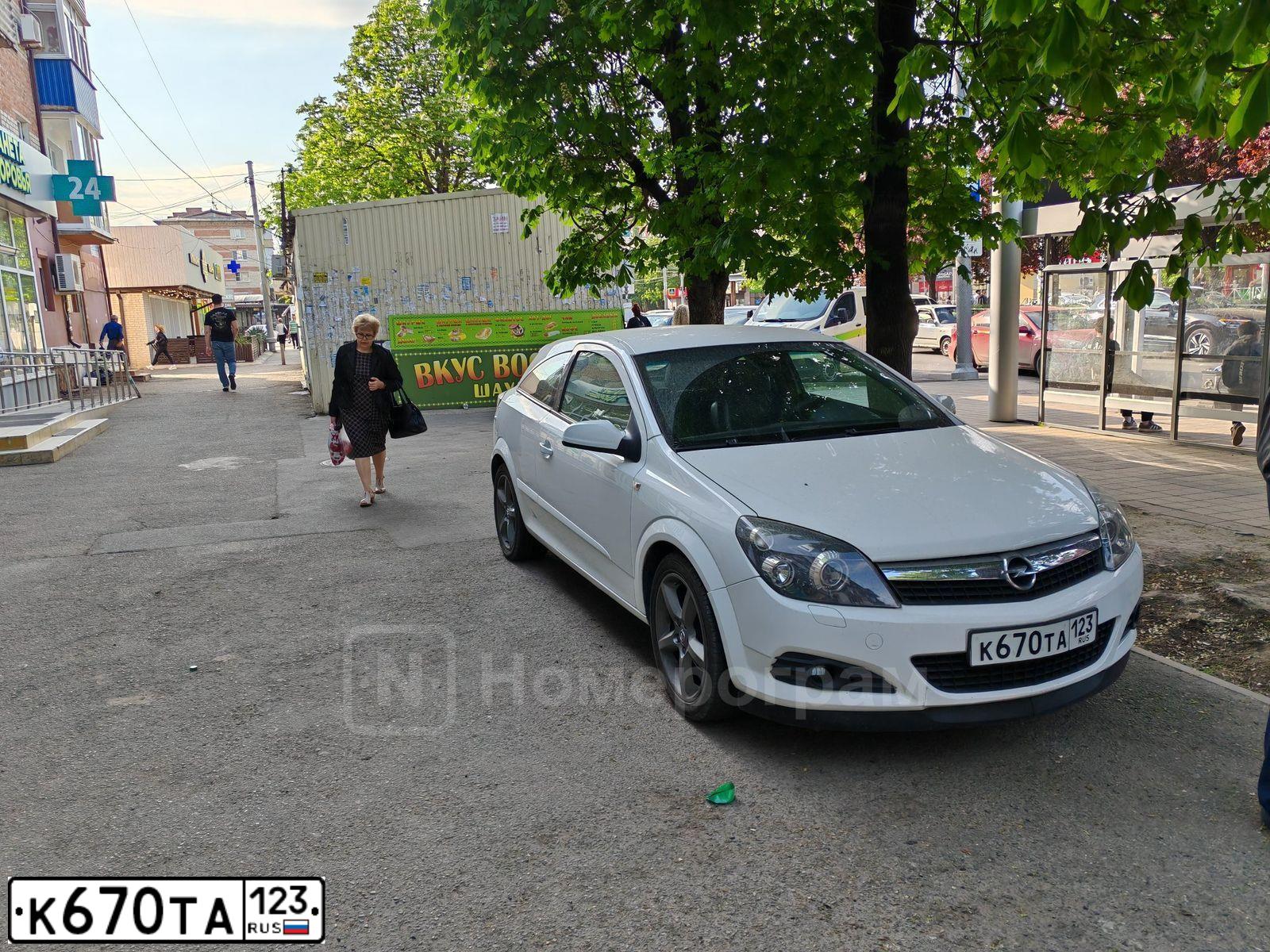 Фото автомобиля OPEL ASTRA, 2009 — госномер К093АР123. Цвет: Белый