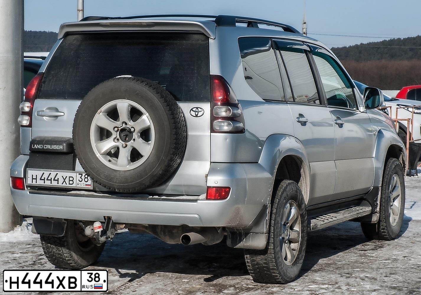 Фото автомобиля TOYOTA LANDCRUISER, 2004 — госномер Н444ХВ38. Цвет: СЕРЫЙ