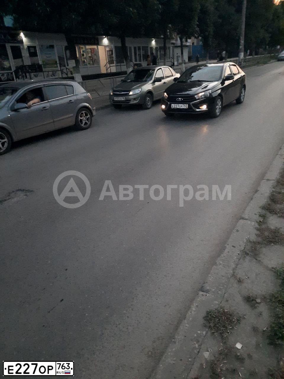 Фото автомобиля ЛАДА GFL440 LADA VESTA, 2021 — госномер Е715РА89. Цвет: ЧЕРНЫЙ