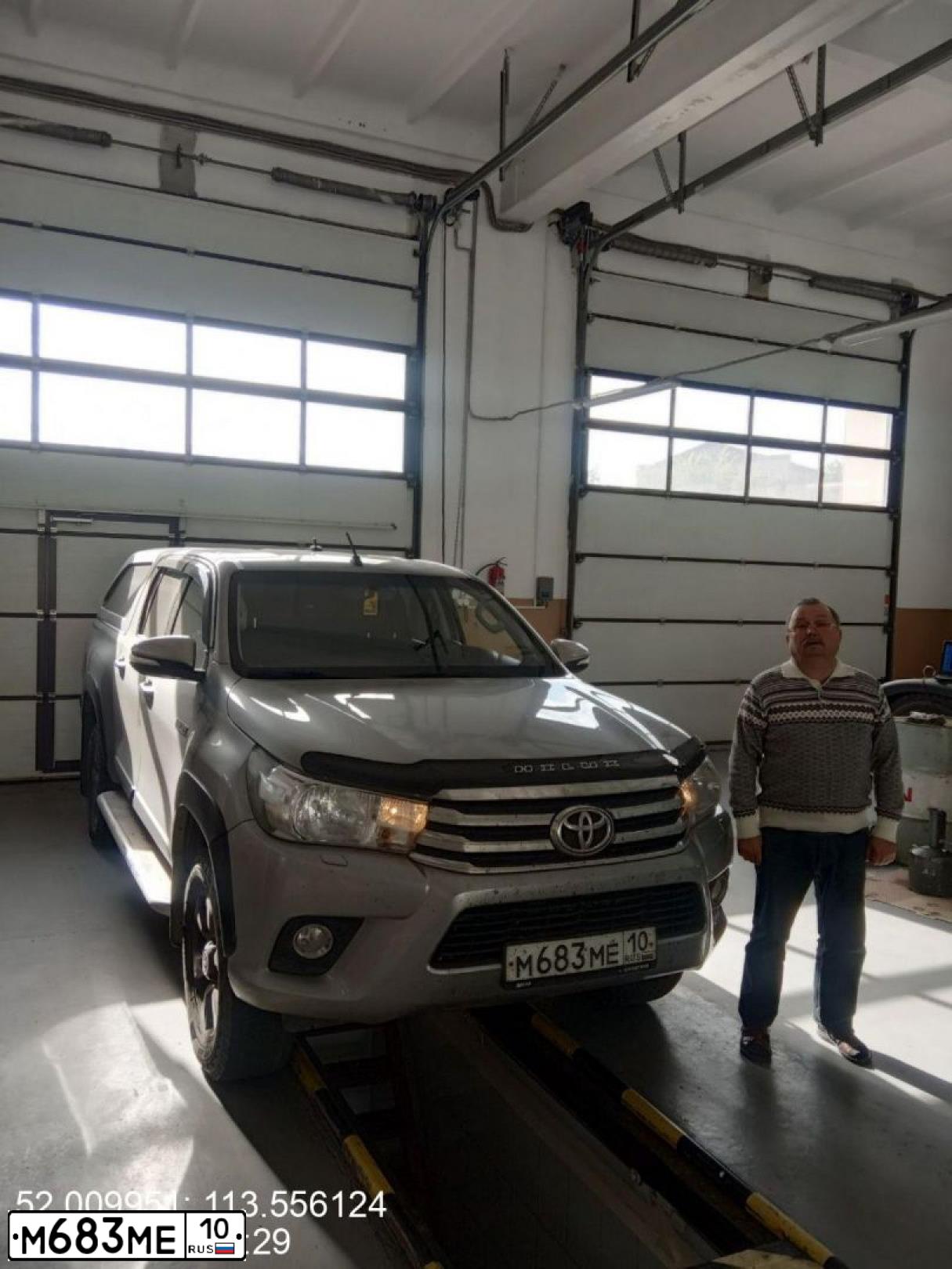 Фото автомобиля TOYOTA HILUX, 2015 — госномер М683МЕ10. Цвет: СЕРЕБРИСТЫЙ
