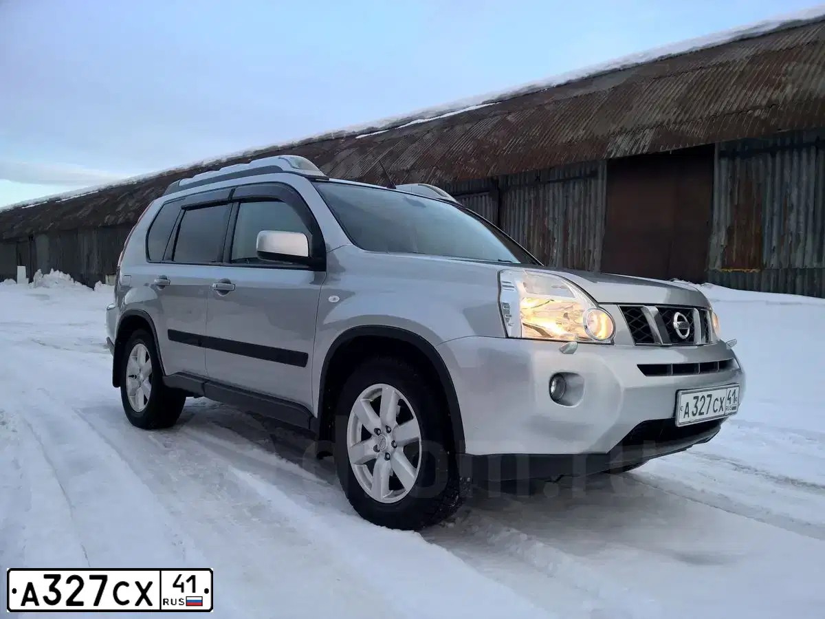 Фото автомобиля NISSAN X-TRAIL, 2010 — госномер А327СХ41. Цвет: Серебристый
